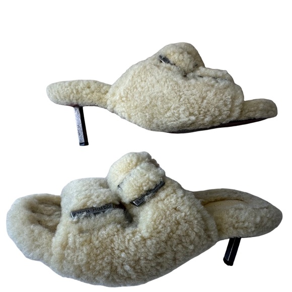 Amina Muaddi Millie Mellow Yellow Shearling Sandals size 39
Very good condition - Picture 8 of 12